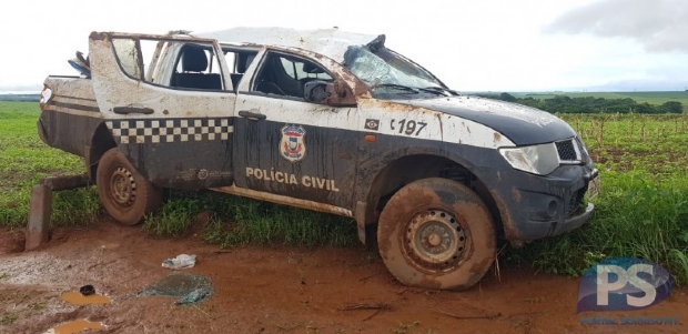 Viatura da Polcia Civil capota e deixa dois investigadores feridos