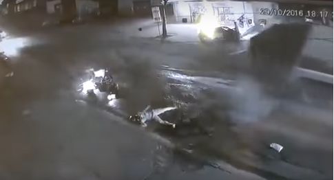 Vdeo mostra coliso entre motociclista e caminho de lixo; piloto morreu na hora;  veja 