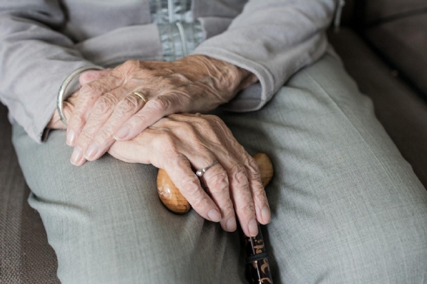 Servio de auxlio d suporte a idosos e garante rapidez em primeiros socorros