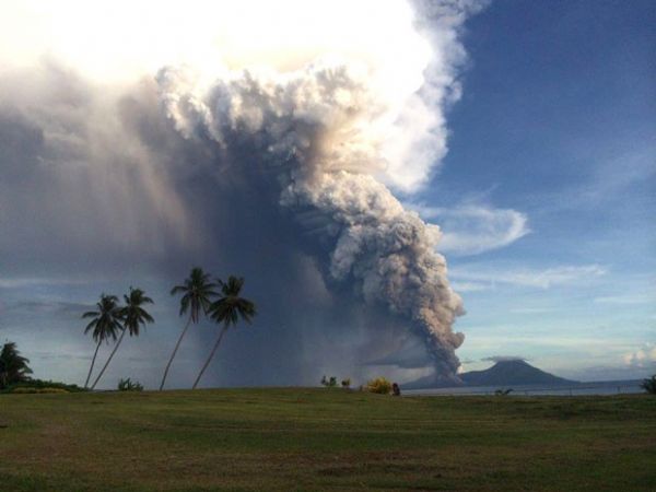Foto desta sexta-feira (29) mostra o Monte Tavurvur entrando em erupo na Papua Nova Guin