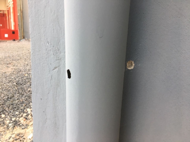 Marcas de tiro ficaram na parede da casa.