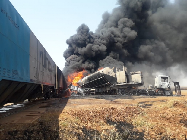 Caminho que transportava diesel explode aps ser atingido por trem; veja fotos e vdeo