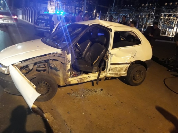 Motorista fica preso s ferragens em acidente entre trs carros em Cuiab