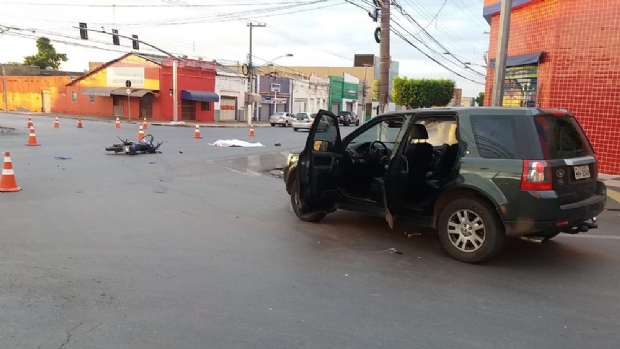 Motociclista morre aps colidir com Land Rover em cruzamento de avenidas