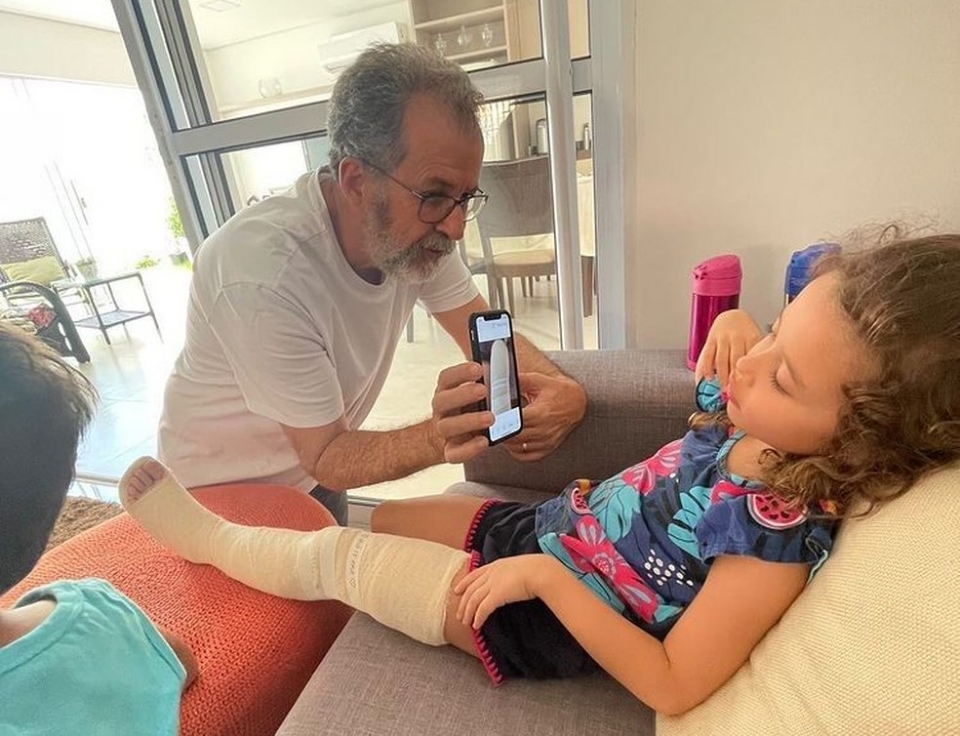 Menina de cinco anos quebra perna ao descer por escorregador inflável durante evacuação de voo