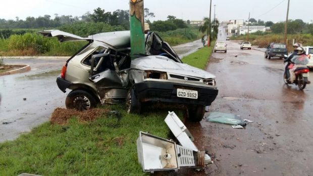 Motorista escapa da morte e carro fica completamente destrudo aps atingir poste;  fotos 