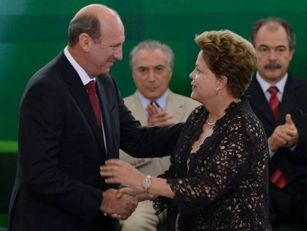 Ministro da Agricultura pode se licenciar para fortalecer campanha de Dilma em MT