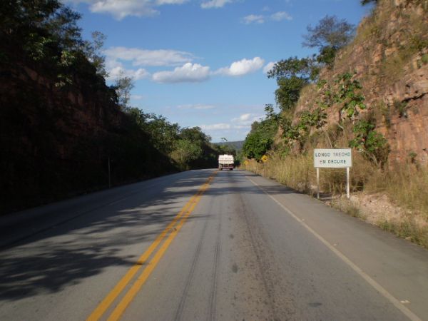 Duas pessoas morrem em acidente com trs carretas perto da Serra de So Vicente