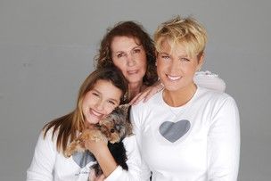 Xuxa, Sasha e Dona Alda: apresentadora estar junto da me durante operao