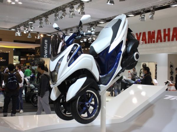 Yamaha apresenta scooter de 3 rodas que faz curvas como moto
