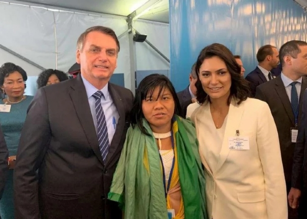 Ysani Kalapalo ao lado do casal Michele e Jair Bolsonaro