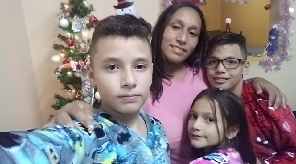 Suanny, imigrante venezuelana, com os filhos durante o último Natal no Equador, em 2020.