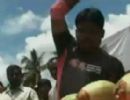 Indiano bate recorde quebrando cocos no cotovelo