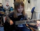 Pequena guitarrista de oito anos se torna hit na Internet