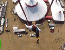 Americano faz acrobacias em trapzio pendurado em helicptero