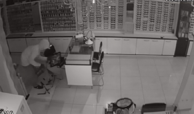Ladrão quebra porta de vidro de loja com barra de ferro e rouba 70 relógios