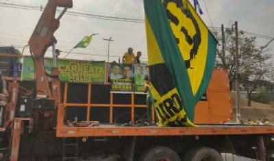 Carreata pr-Bolsonaro em Cuiab - Guindaste e bandeira