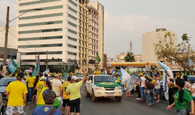 Apoiadores do presidente Jair Bolsonaro chegam  Praa 8 de Abril
