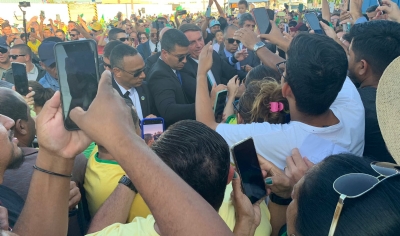 OD - Bolsonaro desembarca em Cuiab e cumprimenta apoiadores