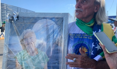 OD - Apoiador leva quadro de me de Bolsonaro no cu para entregar ao presidente