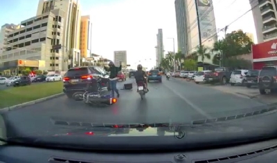 OD - Motociclista atinge traseira de carro parado em semáforo