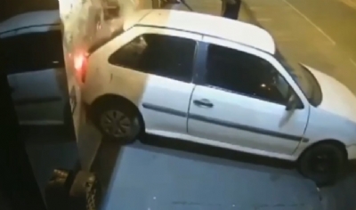 Suspeitos usam carro para quebrar vidro de loja e furtar camisetas no CPA 2