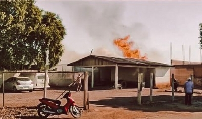 Corpo de Bombeiros apaga incêndio em depósito de mercado