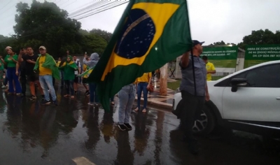 Aps eleio, motoristas fazem carreata em prol de Bolsonaro