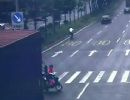 Mulher em moto escapa com vida de coliso com caminho