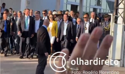 OD - Ao lado de Mauro Mendes e primeira-dama, Bolsonaro acena para apoiadores