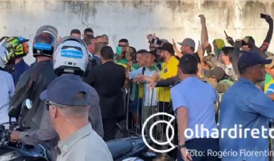 OD - Bolsonaro acena para apoiadores com comitiva