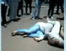 Em briga, mulher tem suti e blusa arrancados no meio da rua