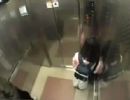 Homem tenta estuprar menina no Elevador e apanha!