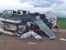 Dois morrem em acidente entre kombi e carreta na BR-163