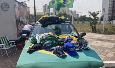 Ambulantes vendem produtos de Jair Bolsonaro