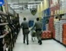 Policiais fardados compram cerveja em supermercado
