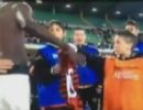 Garoto recusa camisa de jogador do Milan durante vitria sobre o Chievo e gera polmica