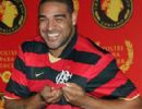 Adriano apronta mais uma e deixa Flamengo