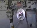 Cmera flagra motociclista atirando contra a prpria mulher em VG