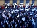 Manifestantes sobem a Avenida Isaac Pvoas em protesto contra corrupo